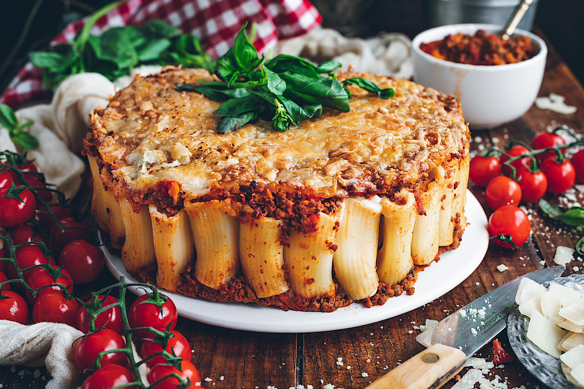 Rigatoni rellenos de ricotta y foie con la salsa boloñesa más rica del mundo