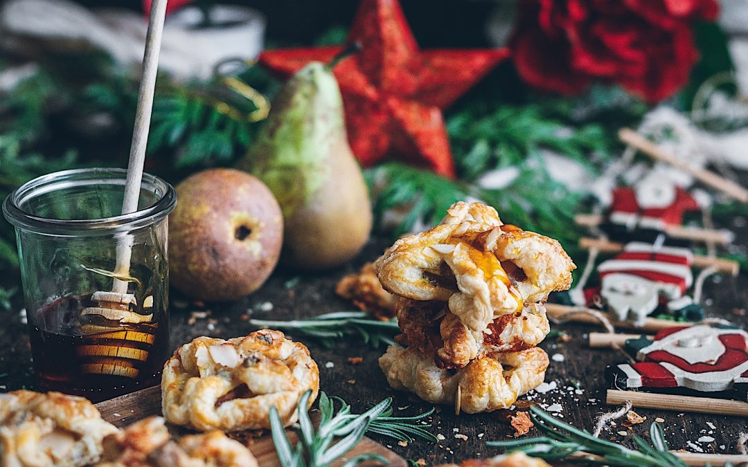 Hojaldres de pera y gorgonzola. Flores de navidad, el aperitivo perfecto