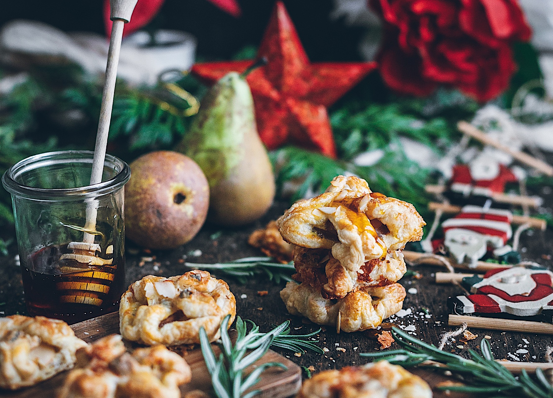 Hojaldres de pera y gorgonzola. Flores de navidad, el aperitivo perfecto