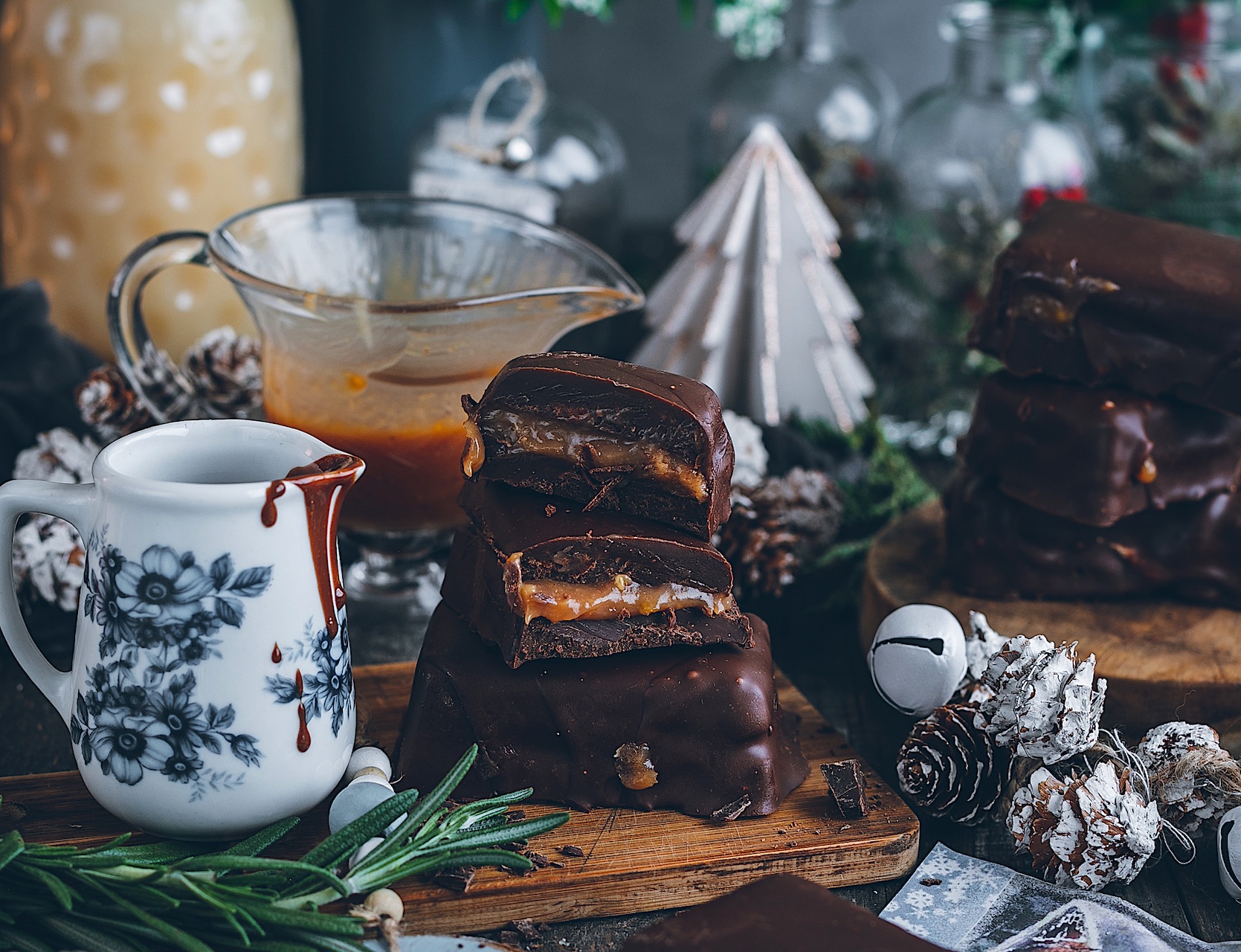 Turrón de banofee: chocolate con caramelo y plátano en una tableta