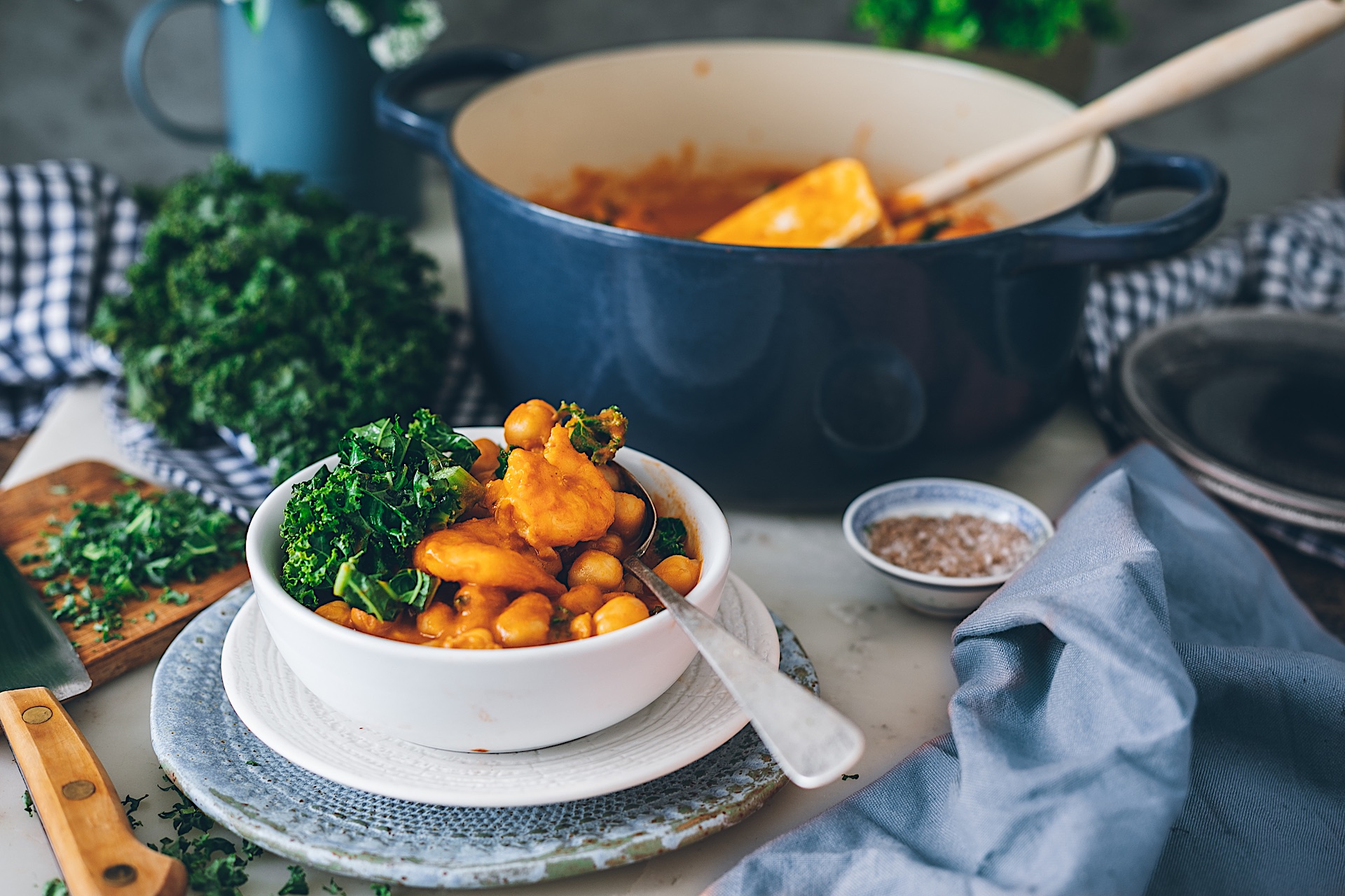 Garbanzos con langostinos y kale. Para levantar a un muerto