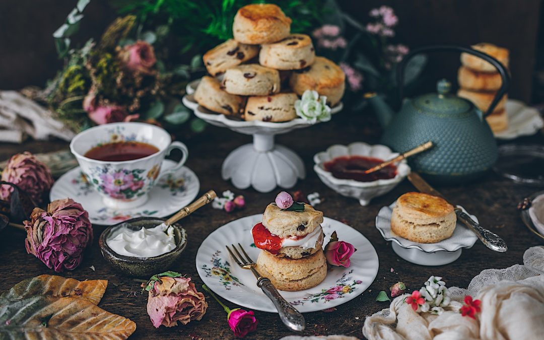 Scones. Un morceau d’Angleterre avec du beurre et de la confiture