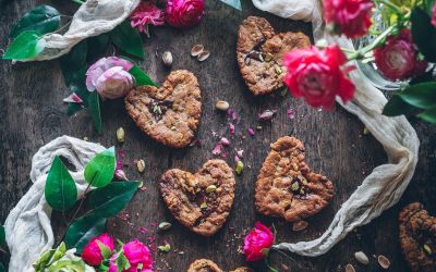 Pistachio and chocolate heart cookies. Love at first sight