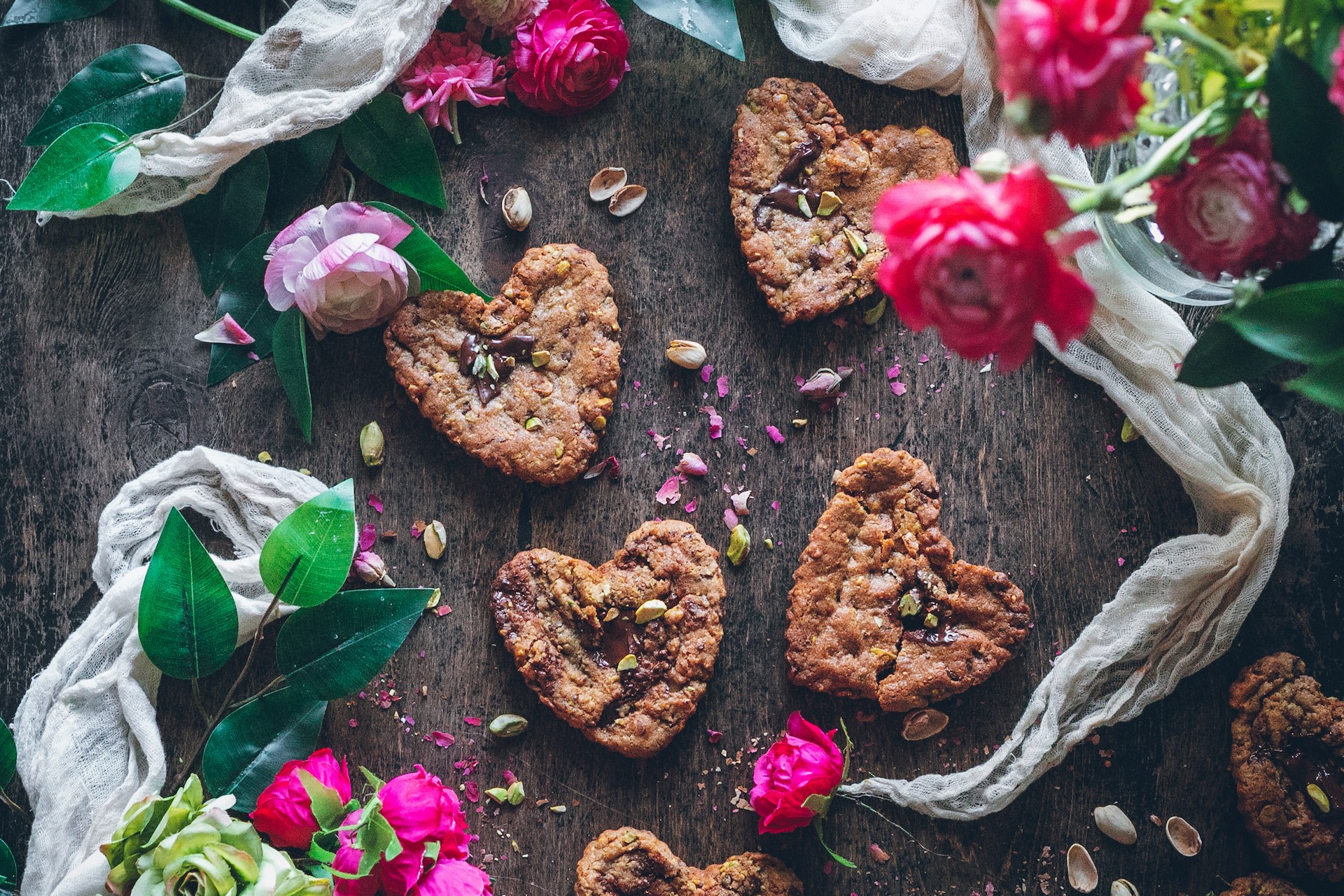 Pistachio and chocolate heart cookies. Love at first sight