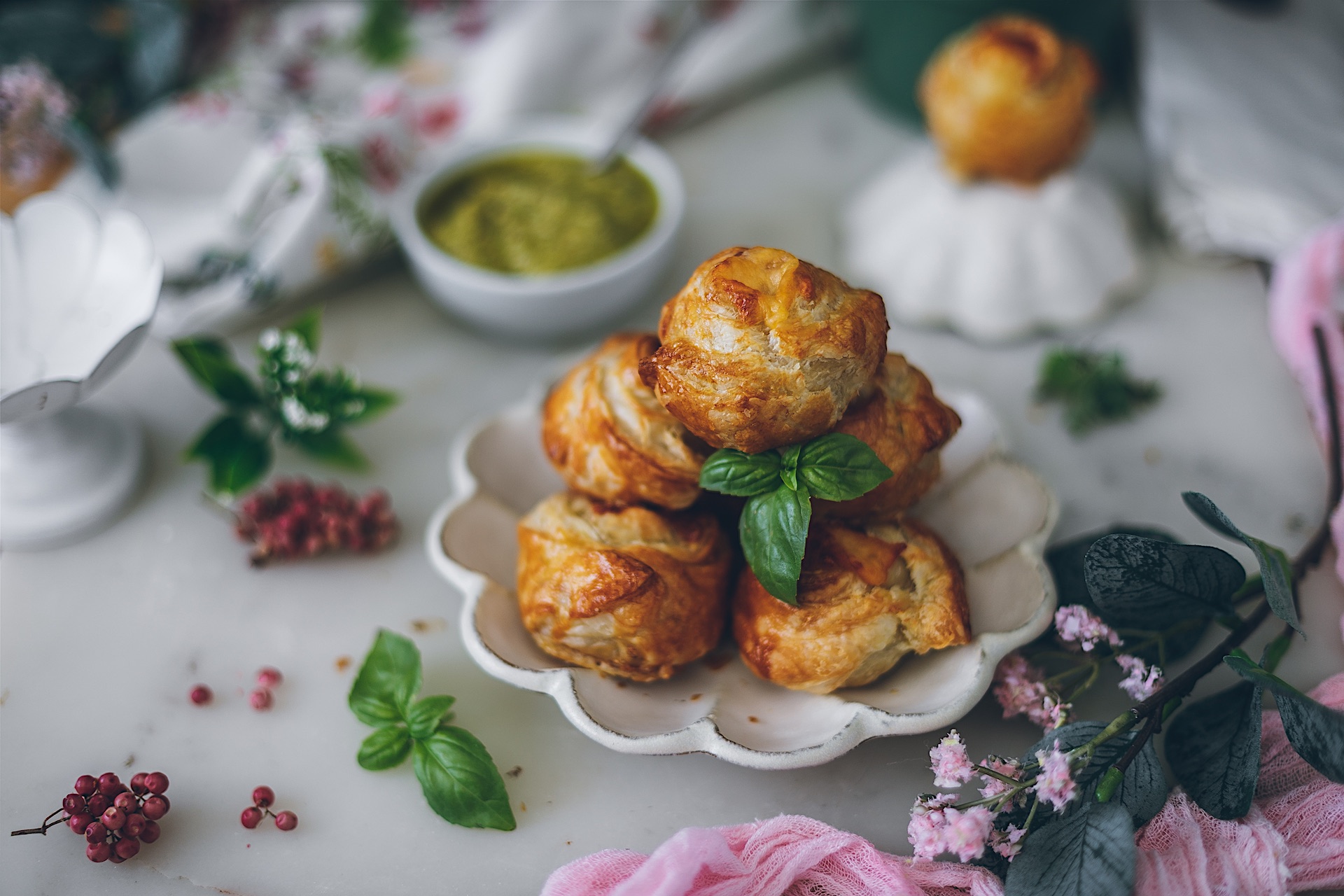 Flores de hojaldres de jamón y queso con pesto de pistachos