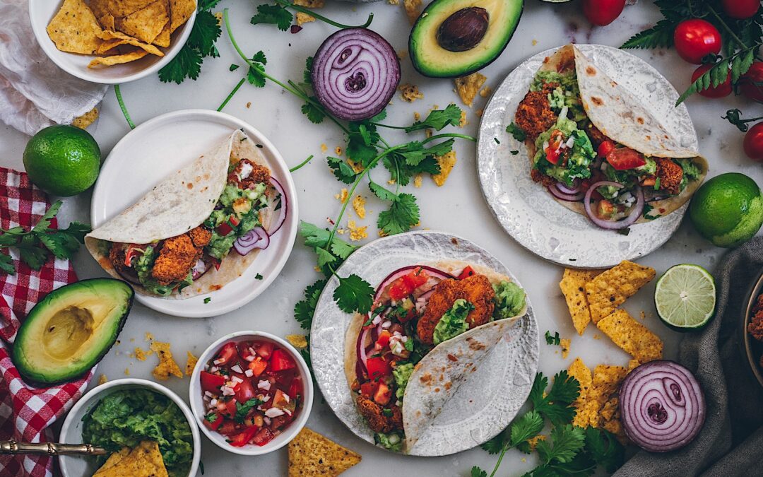 Tacos de pollo frito con guacamole y pico de gallo