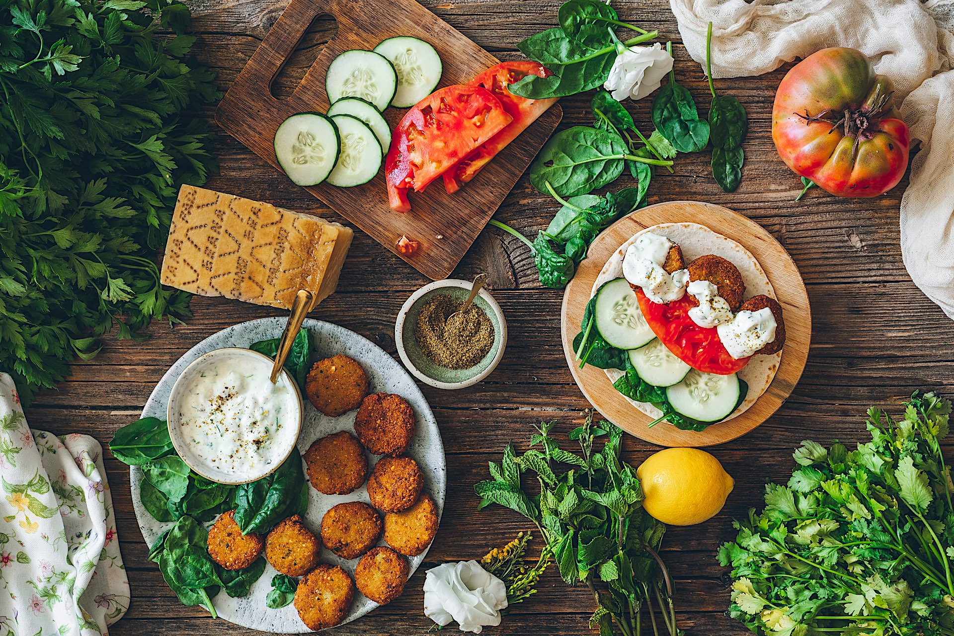 Falafel con salsa tzatziki. Los más crujientes del mundo mundial
