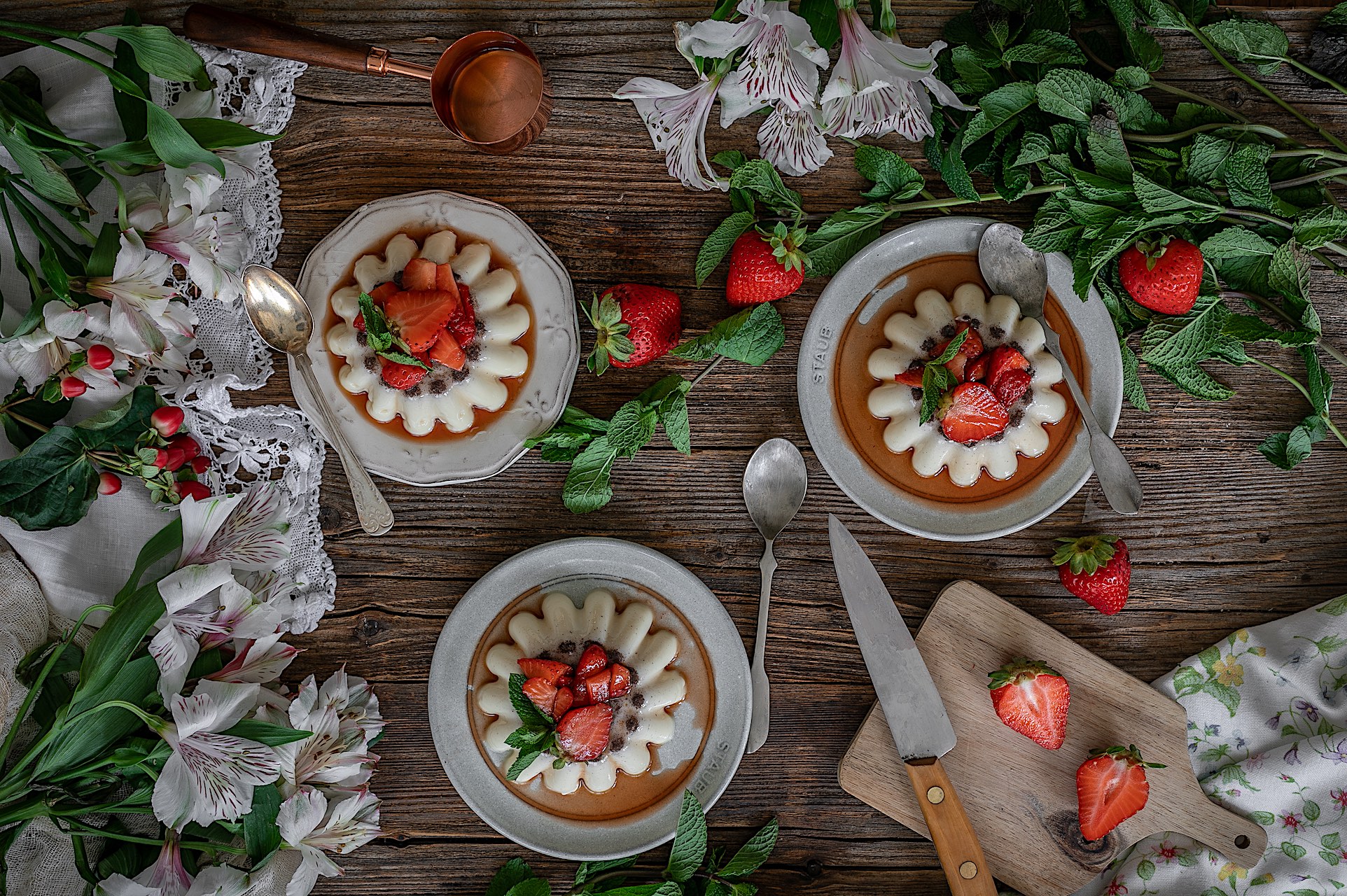 Panna cotta con fresas al balsámico. la mezcla perfecta de fresas y vanilla