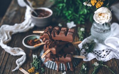 Popsicles au chocolat avec 3 ingrédients. Double chocolat végétalien sain si vous voulez