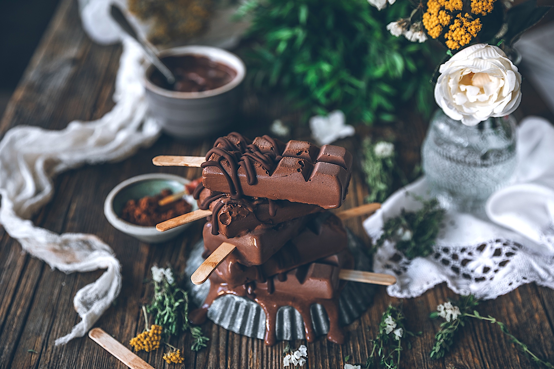 Polos de chocolate con 3 ingredientes. Doble chocolate saludable vegano si quieres