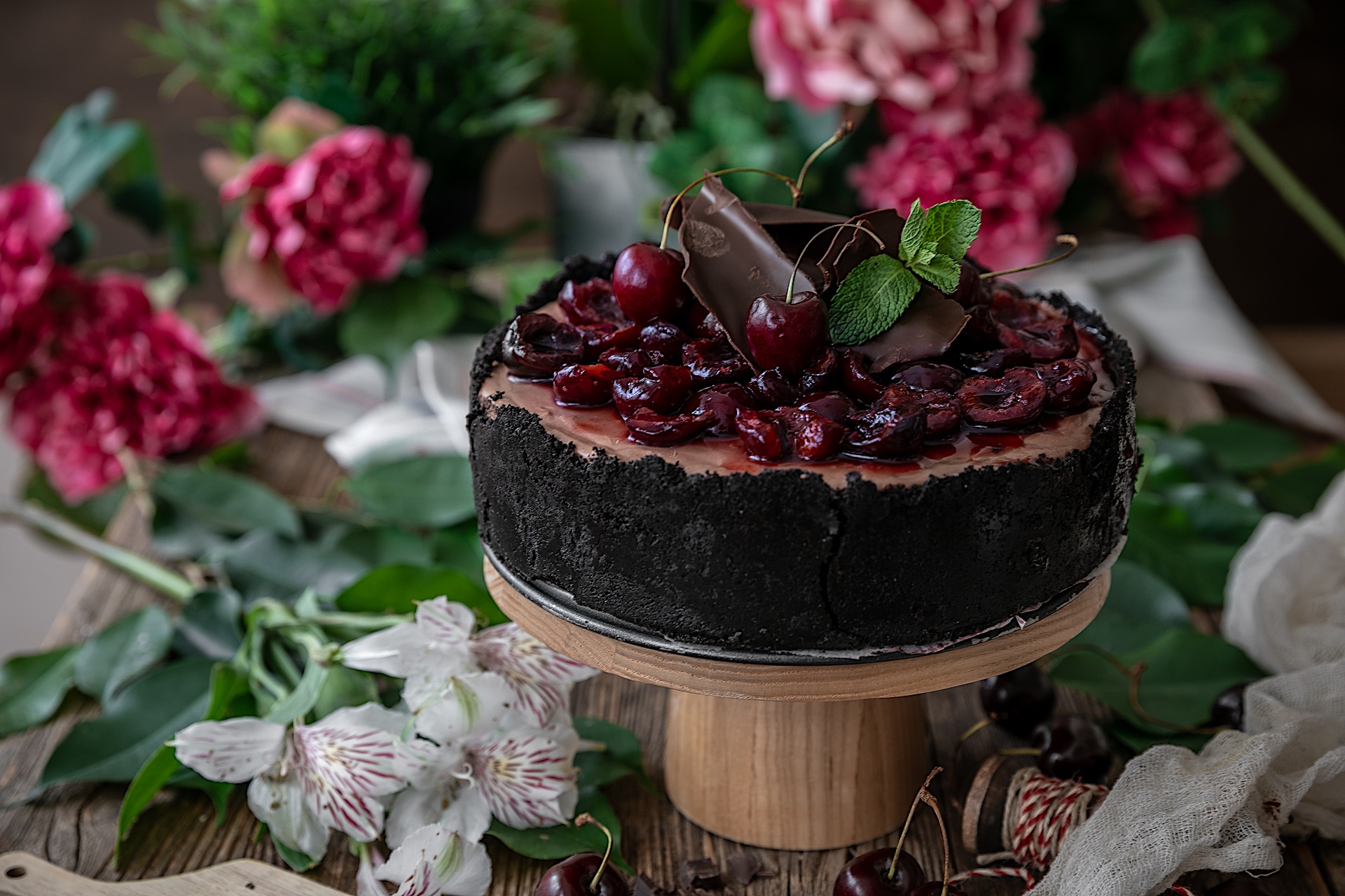 Tarta de queso fría de chocolate y cerezas sin horno. Selva negra de queso