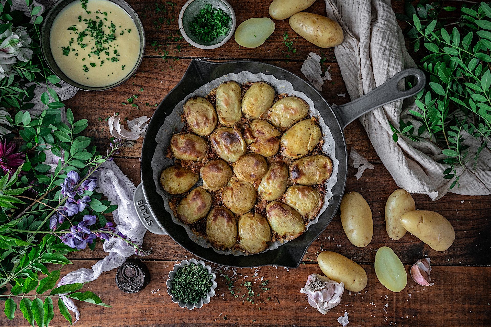 Patatas con queso extra crujientes con la salsa más cremosa y rica que vas a probar
