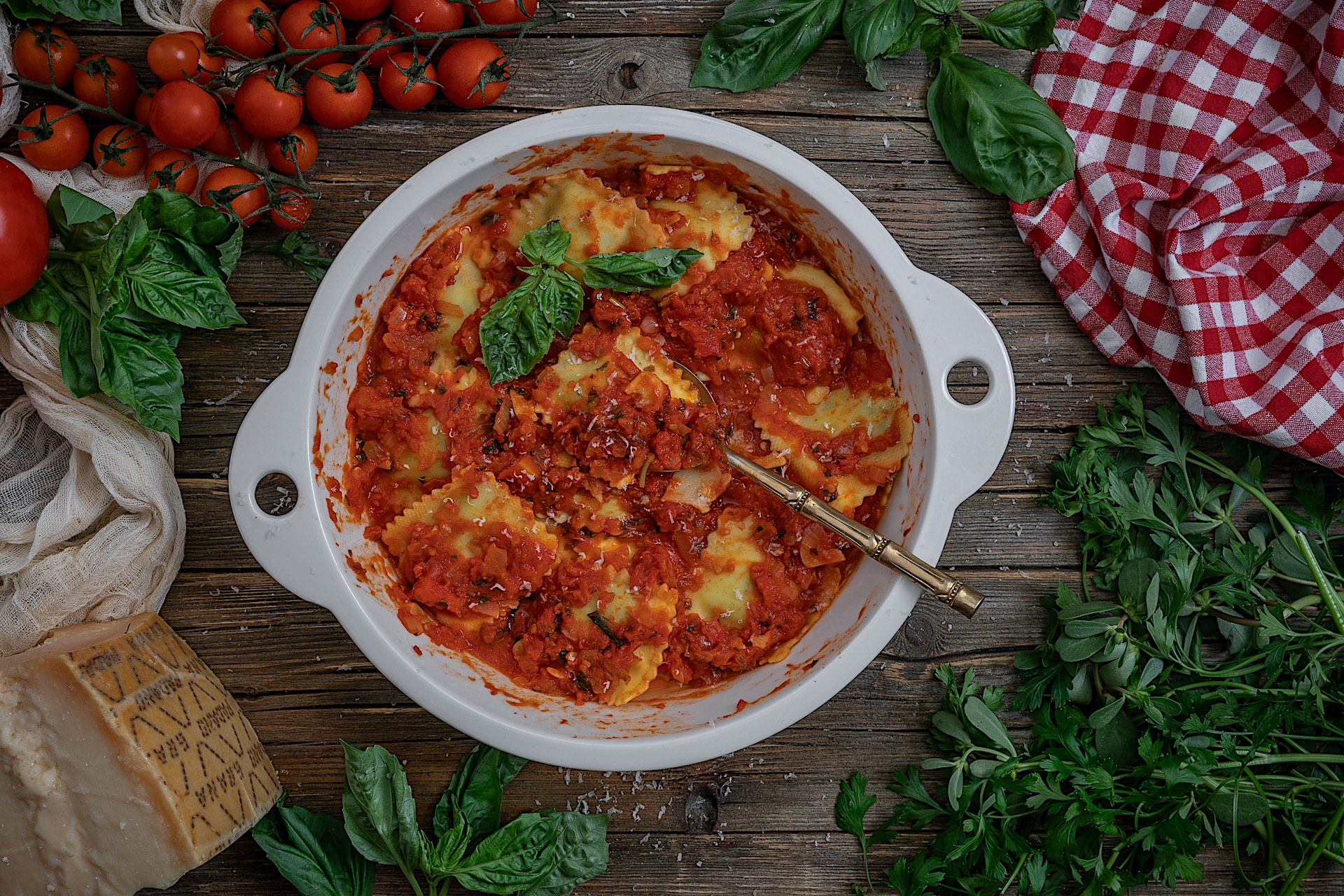 Ravioli con salsa napolitana. La salsade tomate y albahaca más rica del mundo mundial