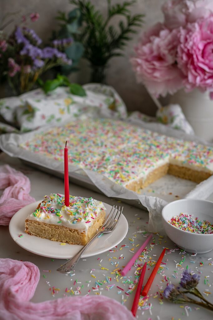 Gâteau d'anniversaire aux confettis