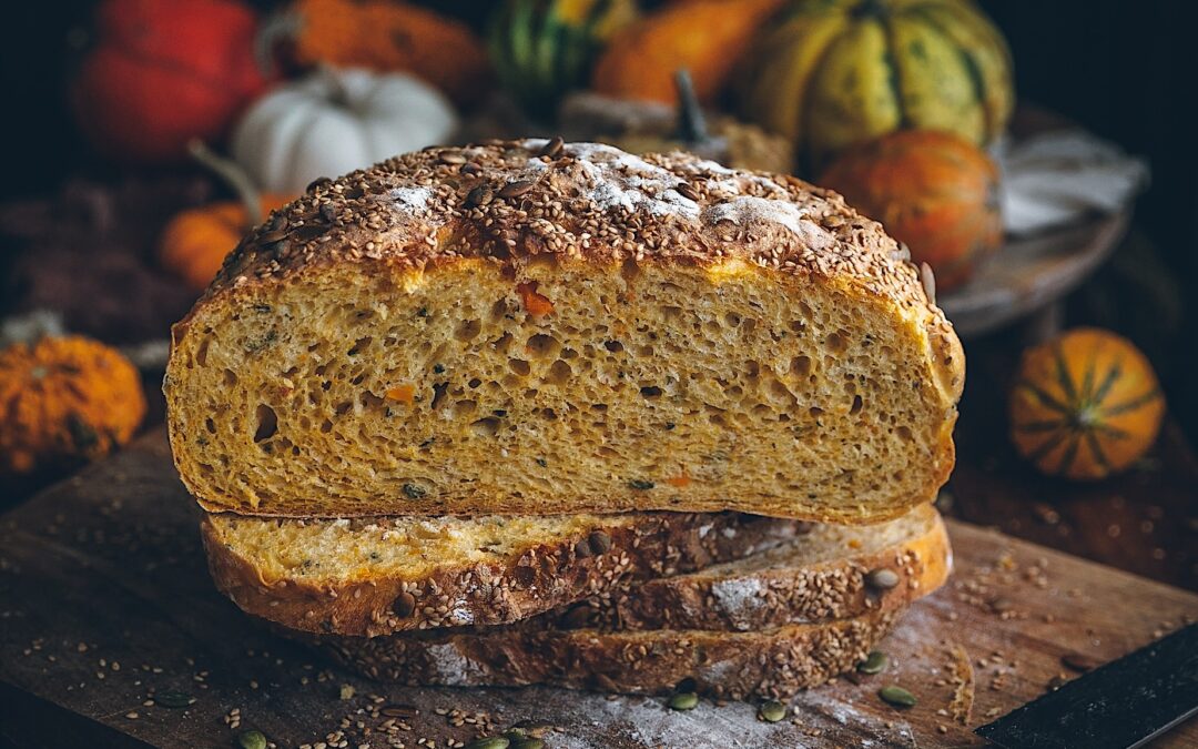 Pan de calabaza sin amasado y sin batidora con semillas y aroma de hierbas frescas