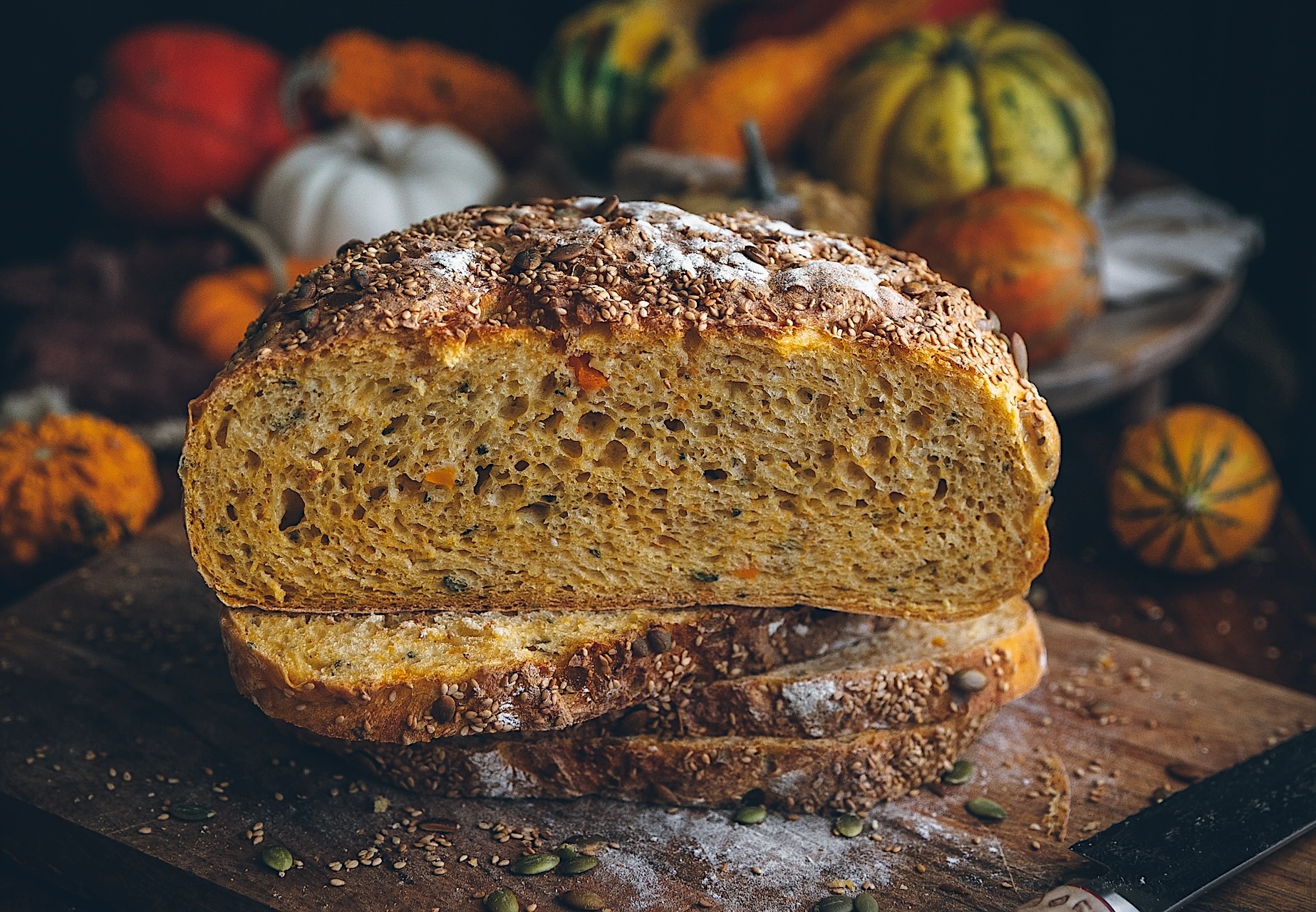 Pan de calabaza sin amasado y sin batidora con semillas y aroma de hierbas frescas