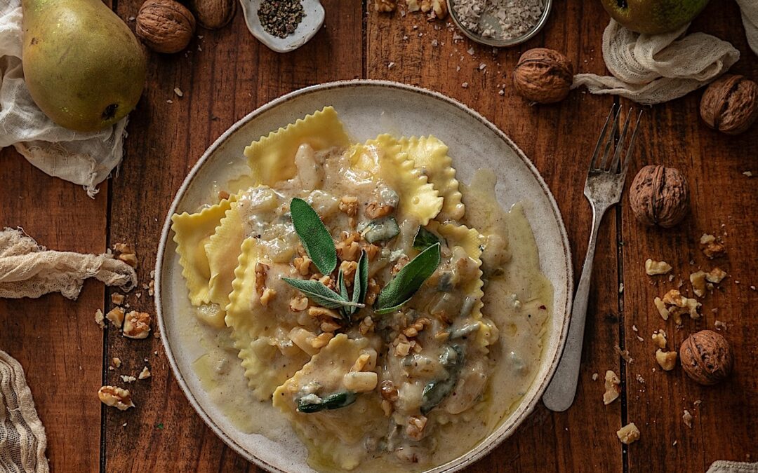Ravioli with pear sauce and gorgonzola. The perfect dip for special occasions