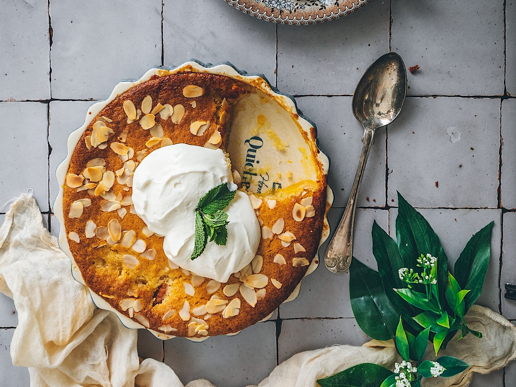 Cobbler de albaricoques con crema de queso. El postre de la temporada