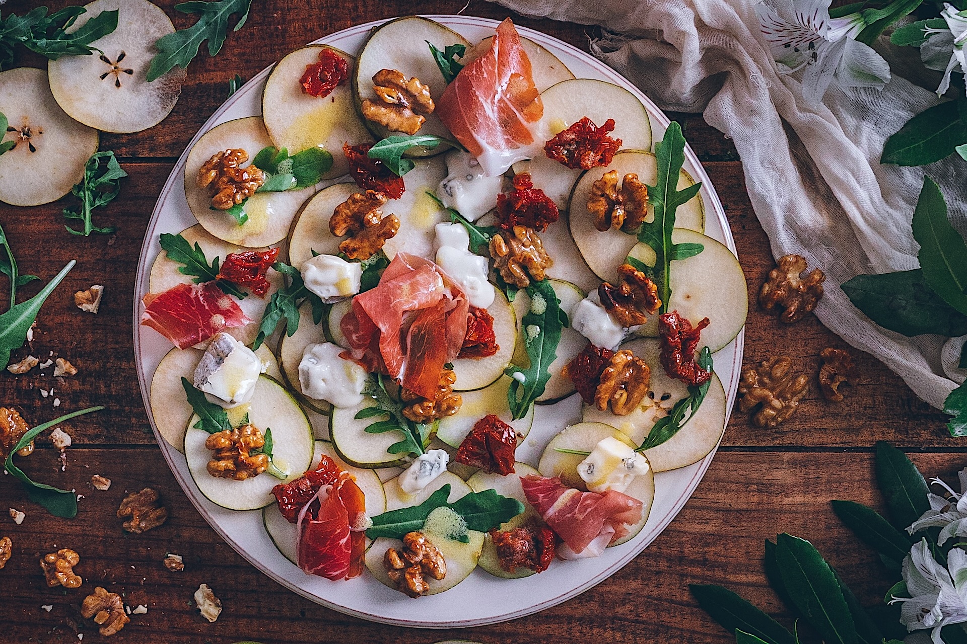 Carpaccio de peras con crujiente de nueces. La ensalada más completa del verano