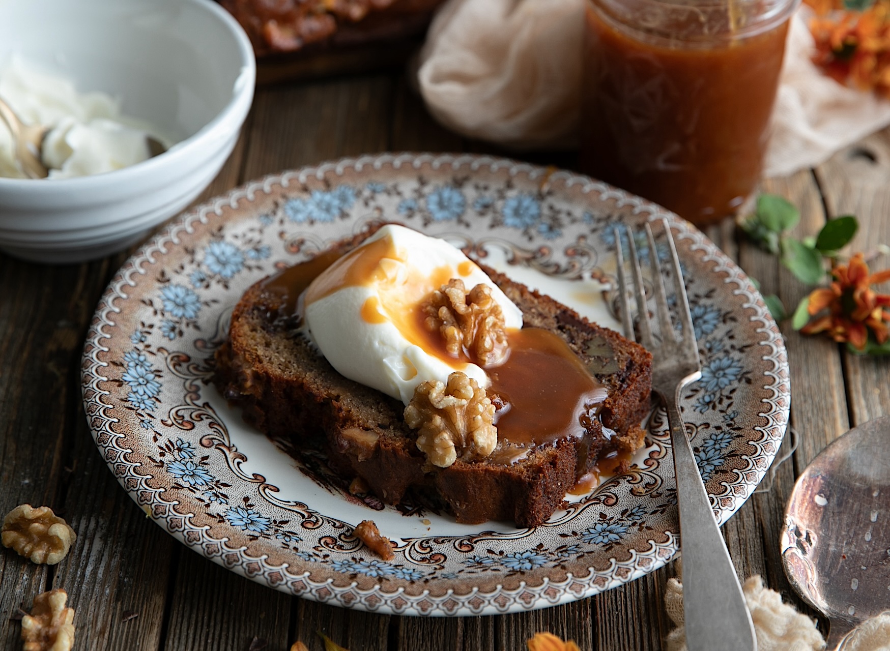 Banana bread de nueces y chocolate con salsa de caramelo. El bizcocho de plátano más rico del mundo