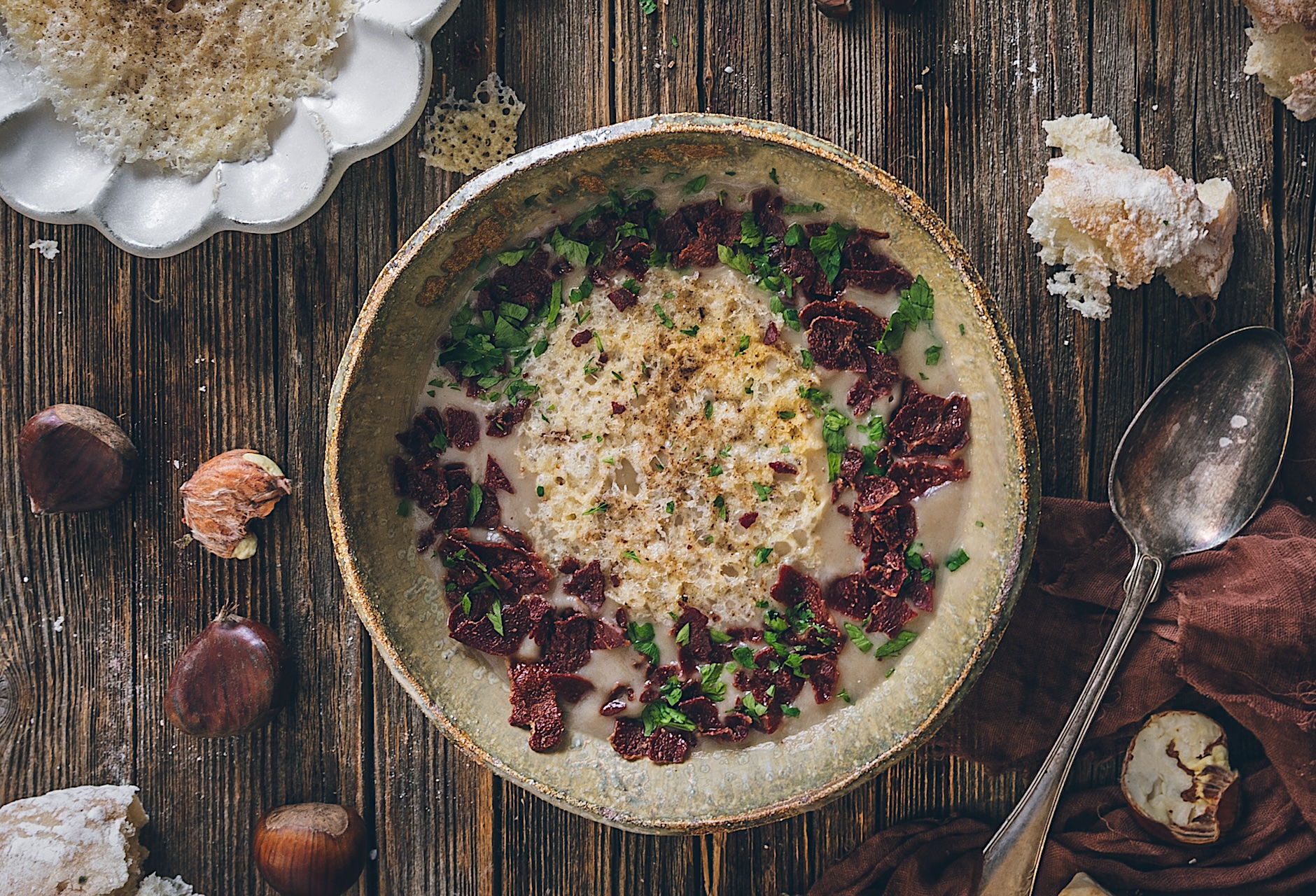 Crema de castañas con crujiente de cecina y queso