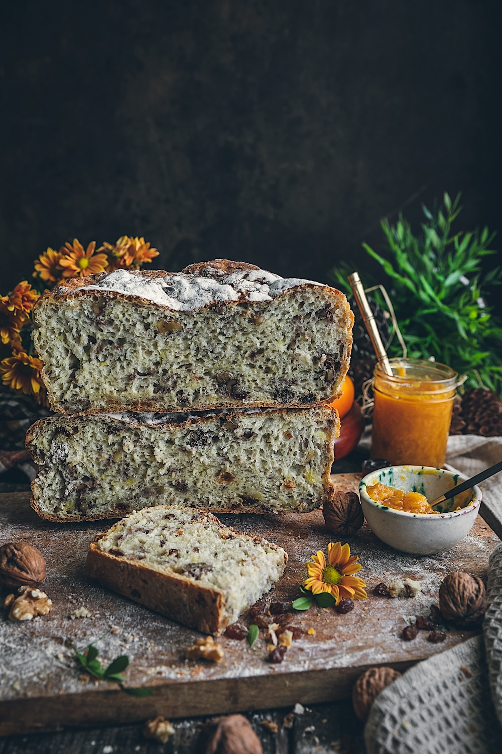Pan de nueces y pasas con mermelada de kakis