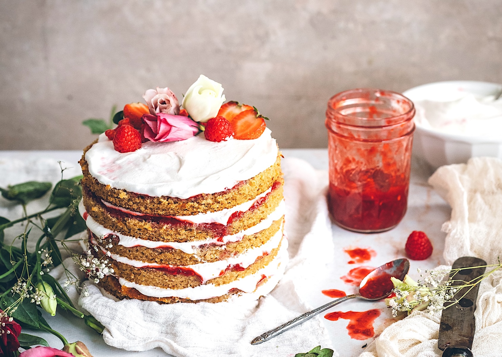 Tarta de fresas con nata sin gluten y sin lactosa