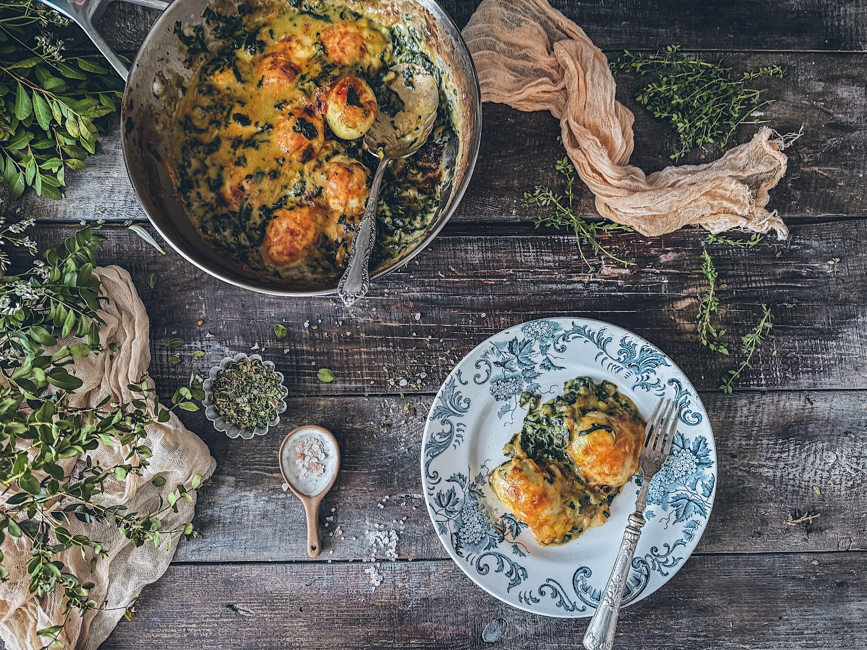 Huevos rellenos de salmón con espinacas a la crema. Ya está aquí la Cuaresma