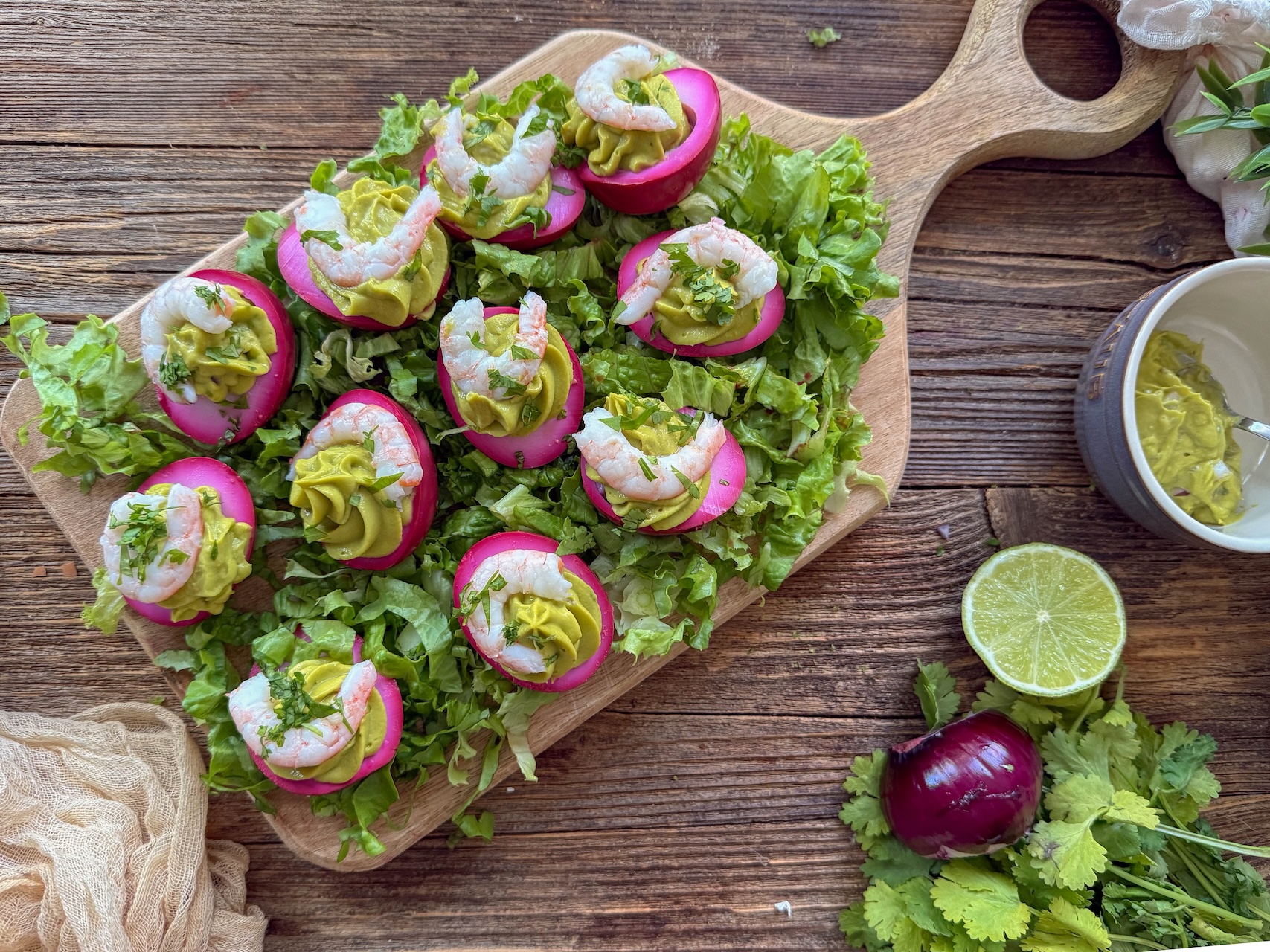 Huevos rosas rellenos de gambas y aguacates. Los más bonitos y los más ricos