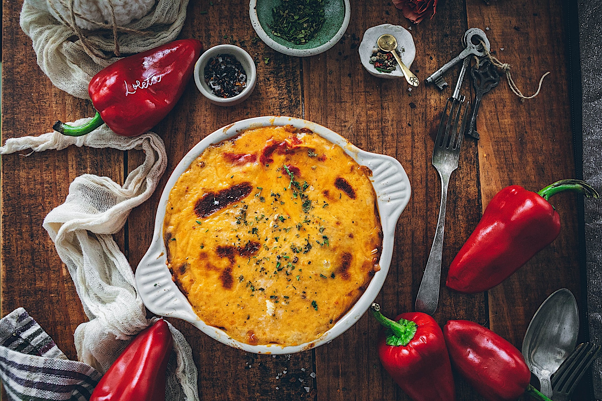 Pimientos del piquillo rellenos de carne con sobrasada. Aprovecha las sobras de la nevera