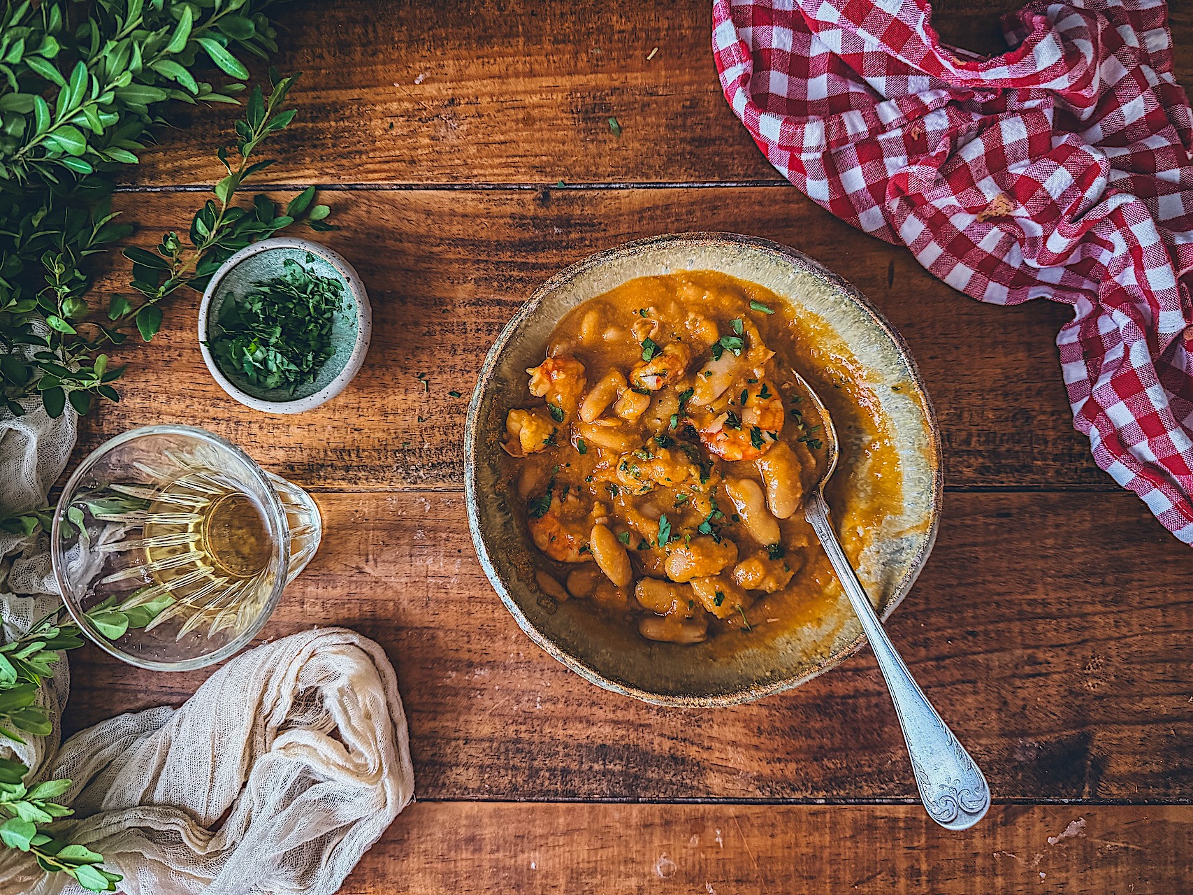 Fabes con gambones y verduras. El frío aquí se come con cuchara