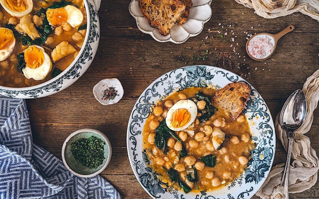 Potaje de vigilia malagueño. Potaje de garbanzos con bacalao y espinacas.