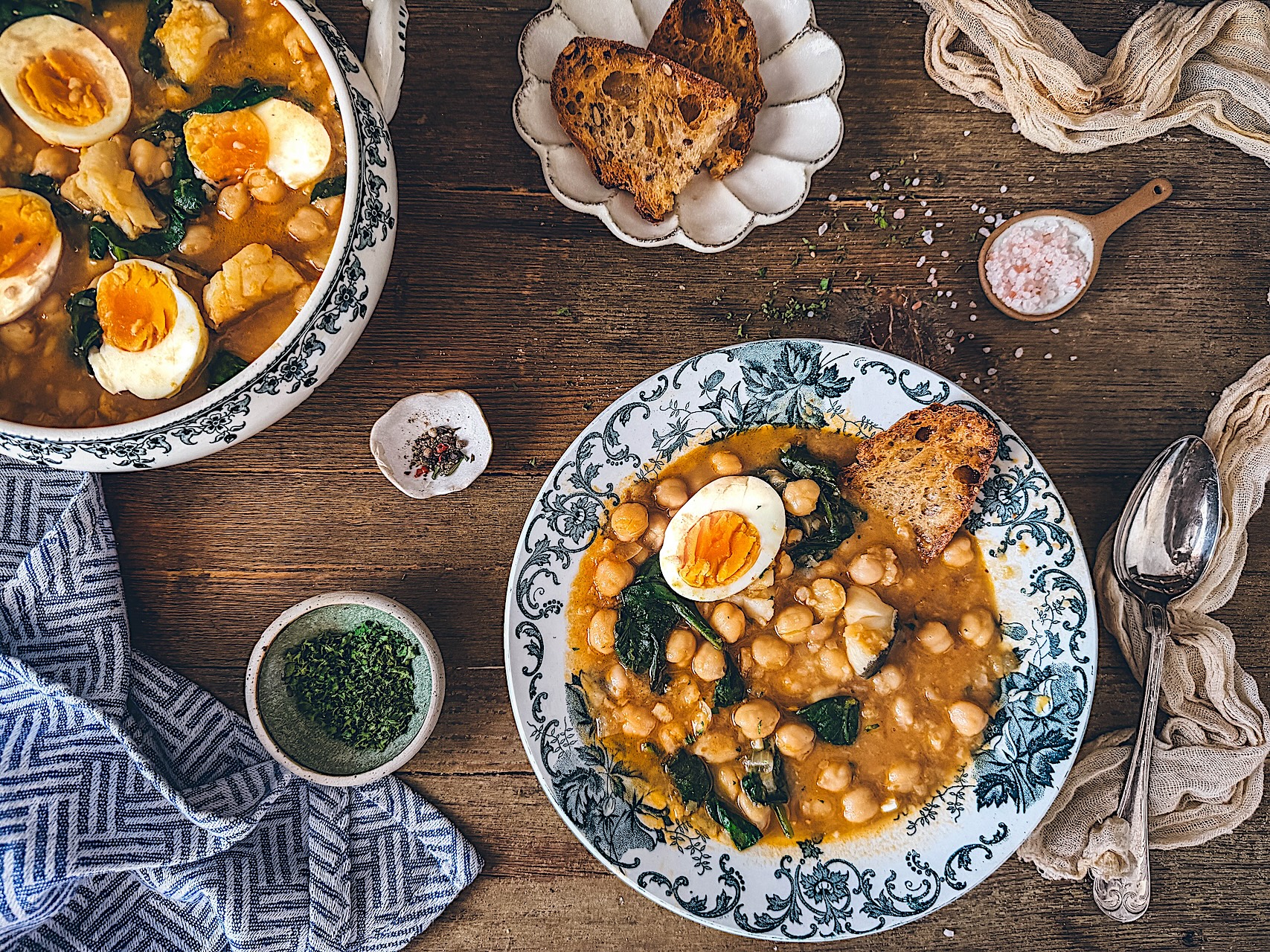 Potaje de vigilia malagueño. Potaje de garbanzos con bacalao y espinacas.