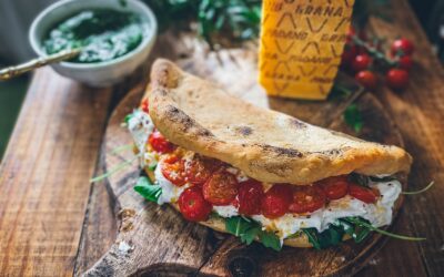 Bocadillo de pizza Caprese con burrata y pesto. Una masa sin amasado que se hace casi sola