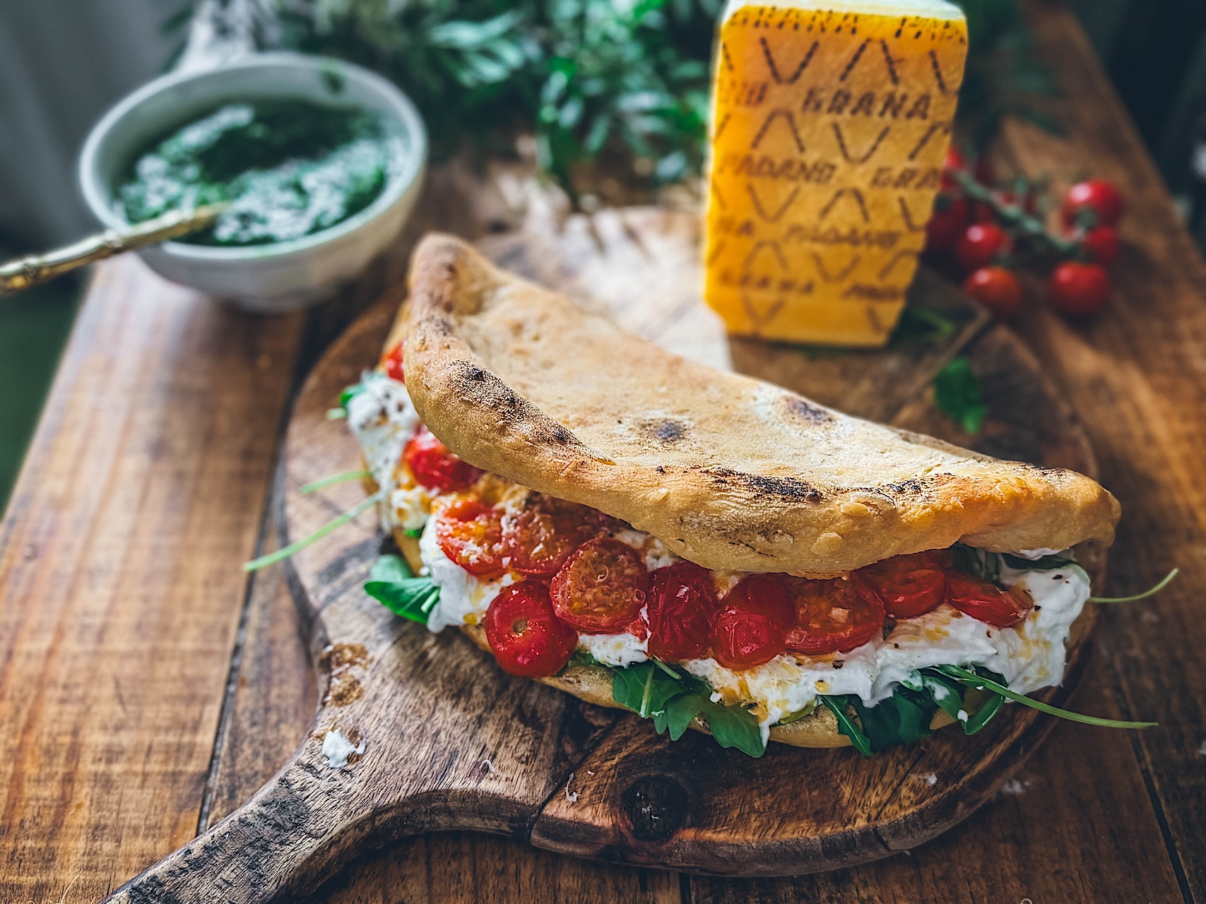 Bocadillo de pizza Caprese con burrata y pesto. Una masa sin amasado que se hace casi sola
