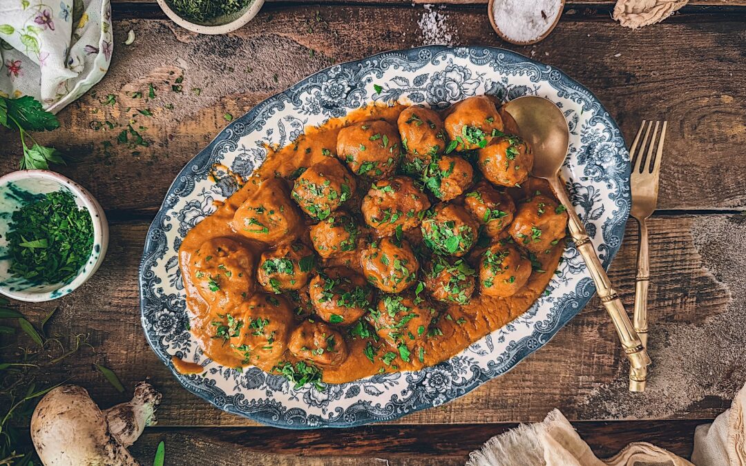 Albóndigas en salsa casera. las de casa de toda la vida