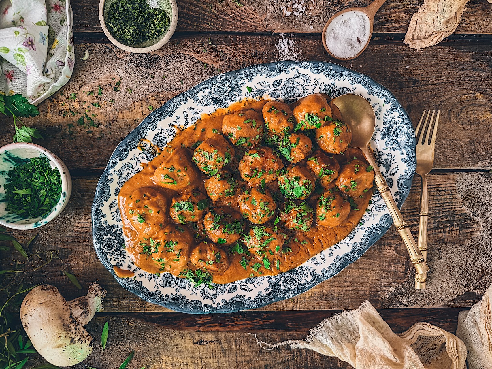 Albóndigas en salsa casera. las de casa de toda la vida