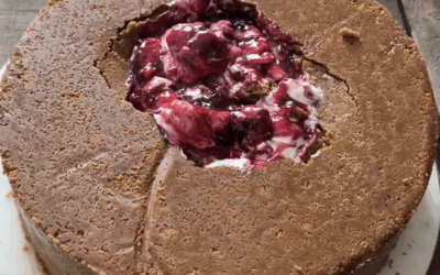 Tarta de queso sin horno invertida con sorpresa de frutos rojos