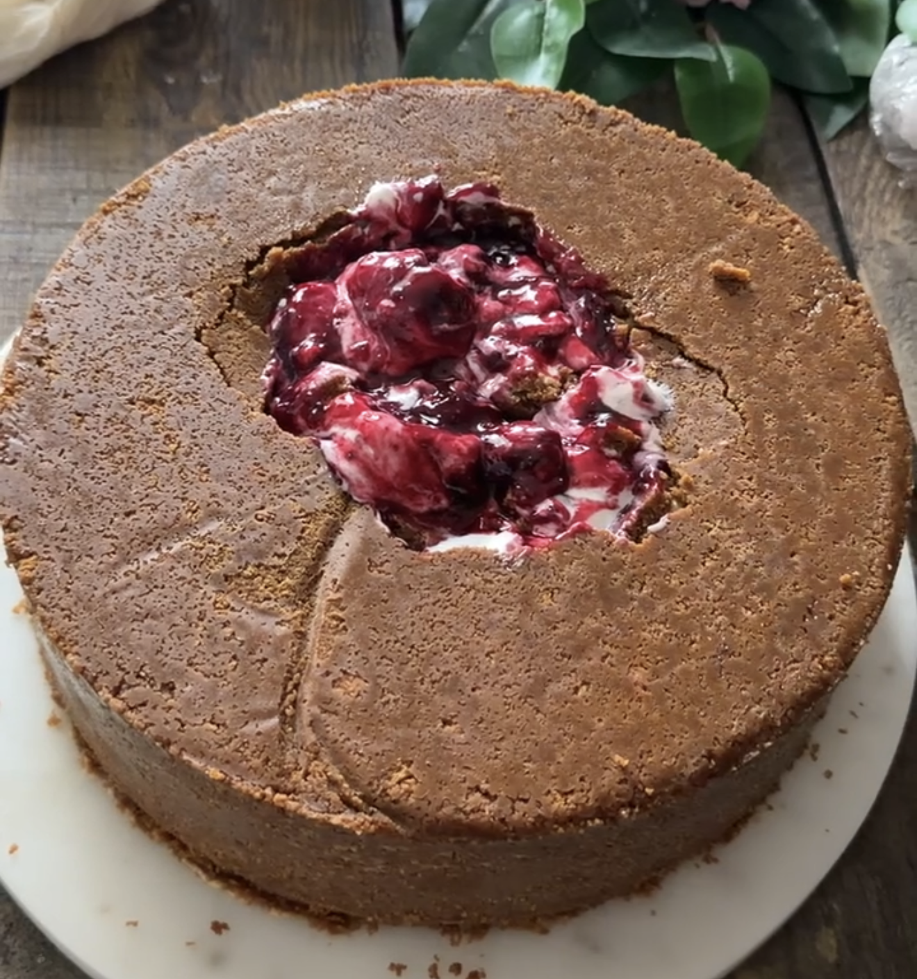 Tarta de queso sin horno invertida con sorpresa de frutos rojos