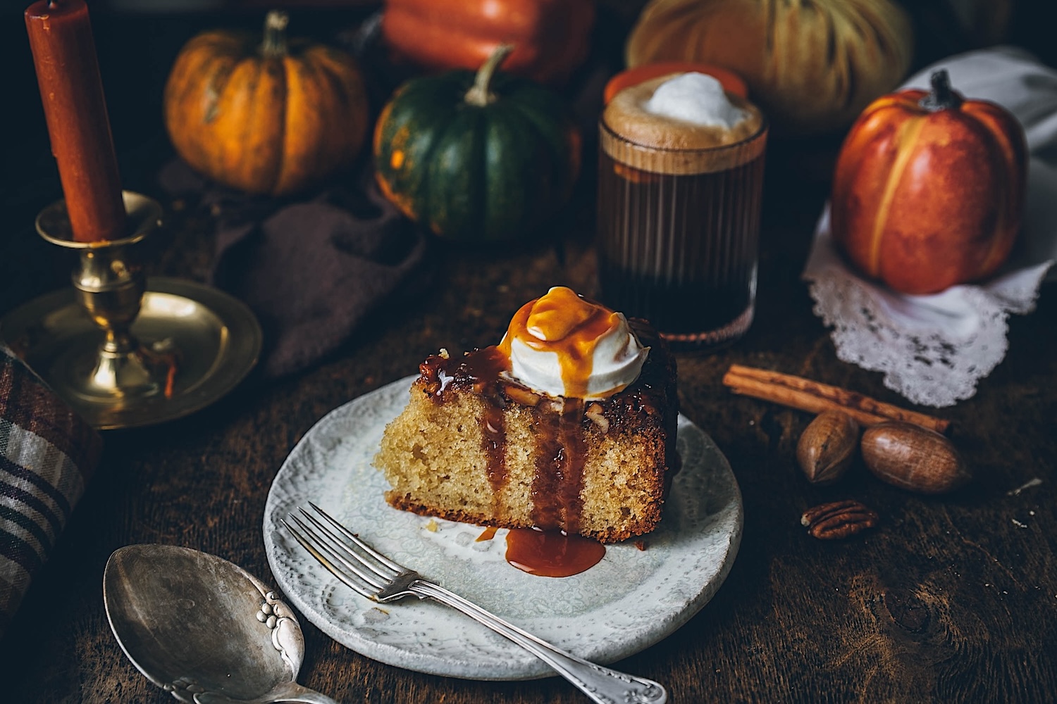 Pecan inverted cake. Autumn flavor on your table